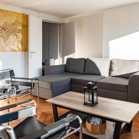 Spacious And Bright Apartment In Paris
